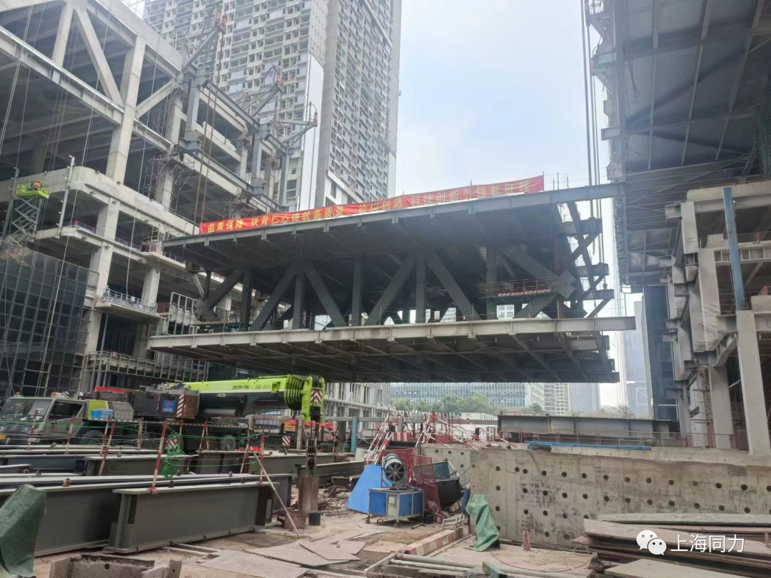 钢连廊桁架提升30m，总重量达5680吨，南山科技创新中心“回”字钢桁架连廊顺利合龙