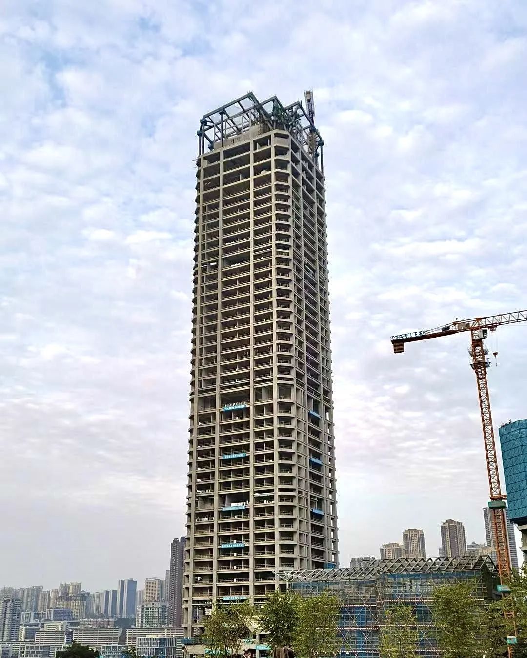 200米高的钢结构酒店项目，重庆江北嘴酒店B01项目钢结构封顶