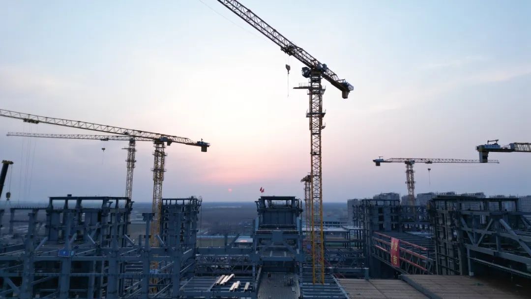 92.4米跨度的4层钢桁架提升30米，济南千吨级大跨度钢连廊顺利合龙