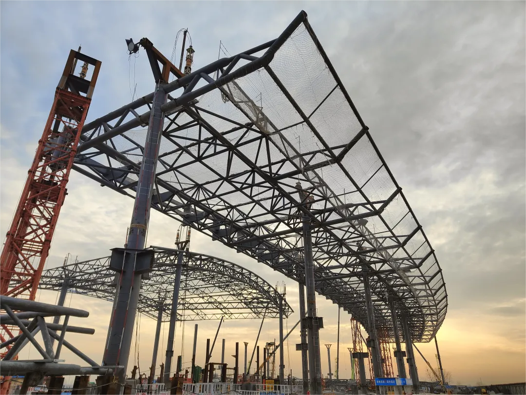 43个提升点同步提升，蚌埠民用机场航站楼钢结构屋盖顺利完成全面提升