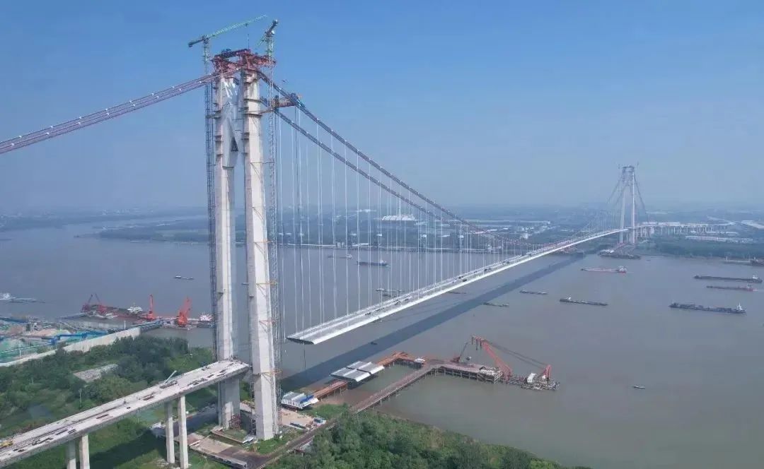 主跨1760米、主塔高263.8米，国内第一大跨度单层钢箱梁悬索桥成功合龙