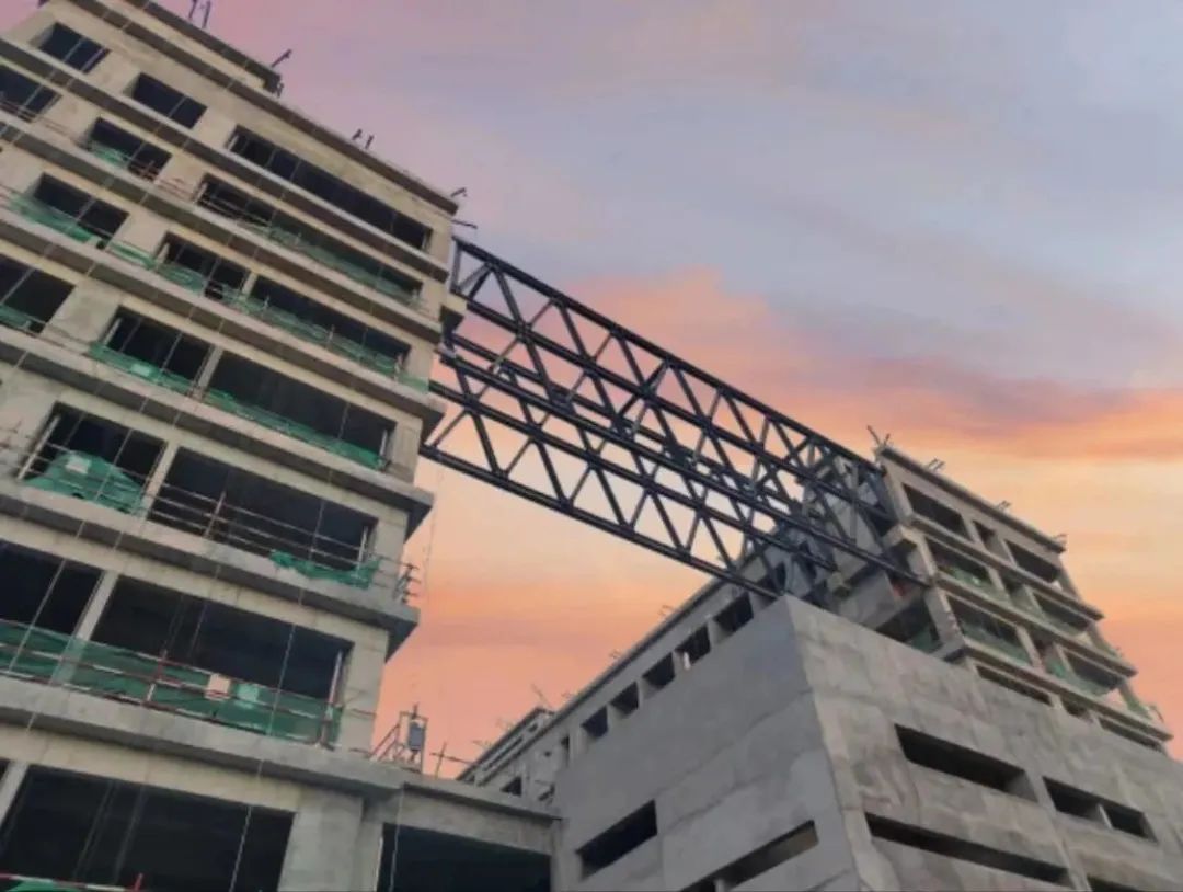双击抬吊钢连廊，海州区招商服务中心项目钢结构连廊主体桁架吊装完成