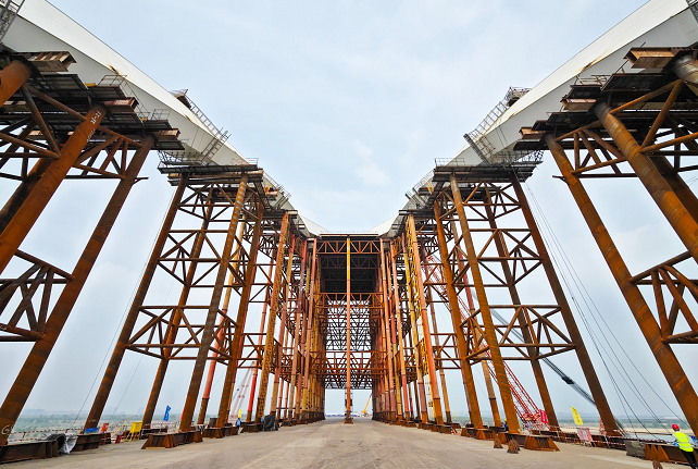 2.2万吨主拱跨度达300米，京雄大桥126个钢“积木”全部完成焊接