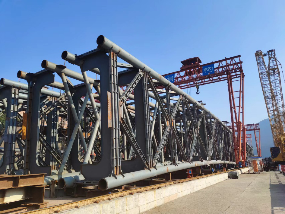 国内首例超大跨径八管对接拱肋拼装，西宁河特大桥钢管拱合龙