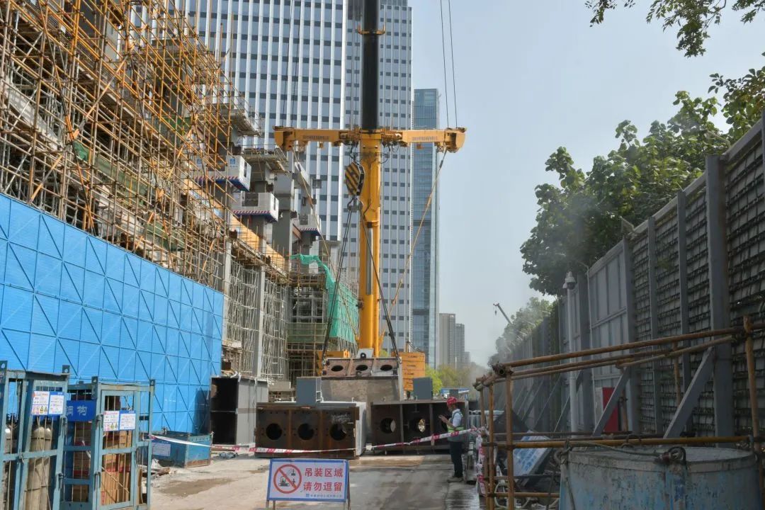 8万吨用钢量，深圳前海自贸时代中心项目巨型转换梁顺利合龙