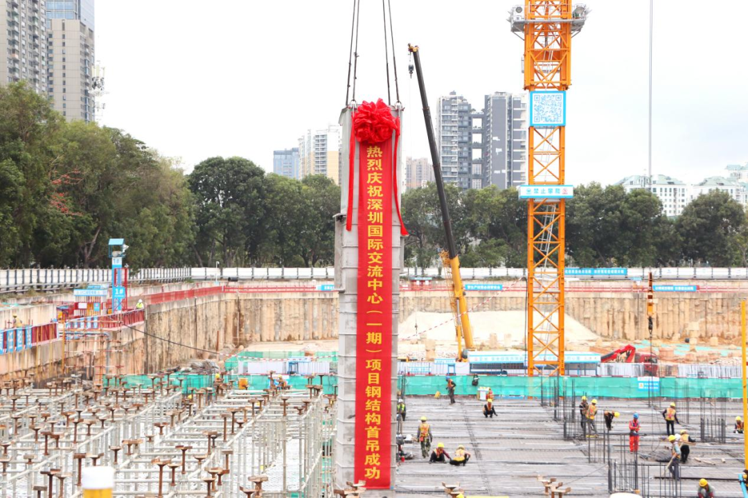 总用钢量达3.5万吨的深圳国际交流中心项目钢结构首吊成功！