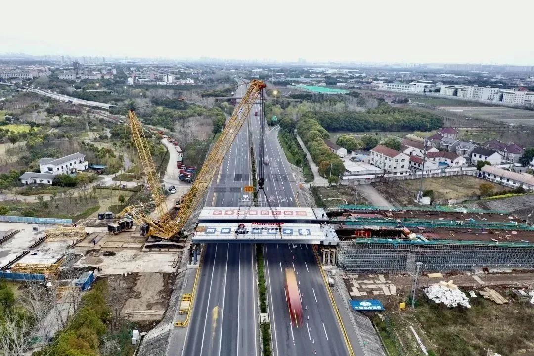 上海246吨高速路大型钢结构桥吊装完成，陆翔路（鄱阳湖路-杨南路）道路新建工程跨G1503高速路钢桥