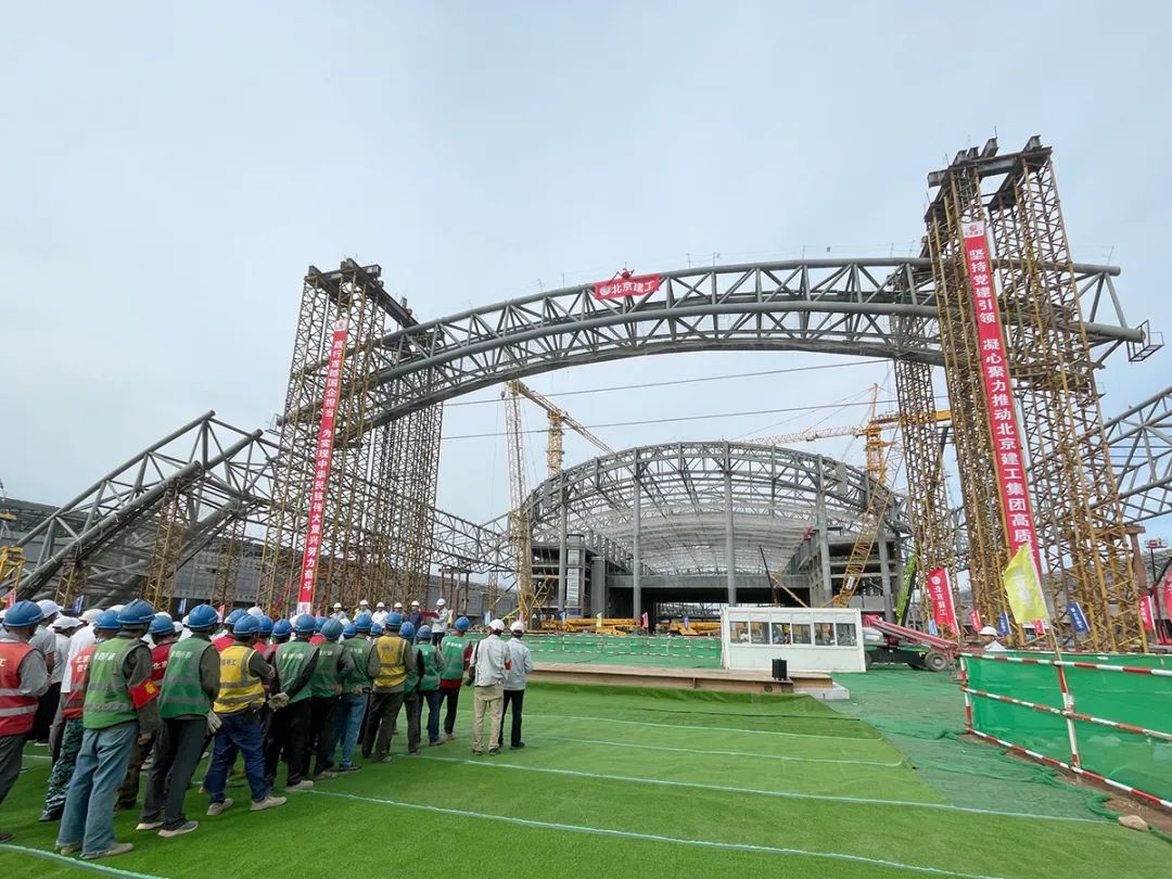 90米长巨型桁架提升，新国展二期项目钢结构施工进入收尾阶段