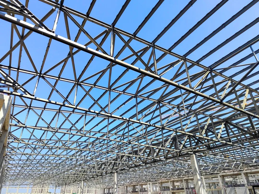 2.1万吨用钢量的北京新国展二期项目（西区）主体钢结构全部完工