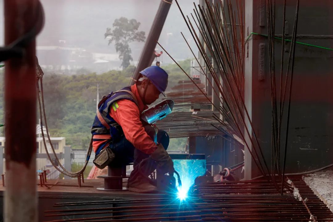 ​双机抬吊72米跨钢桁架，重庆科学会堂项目首榀大跨度桁架顺利吊装