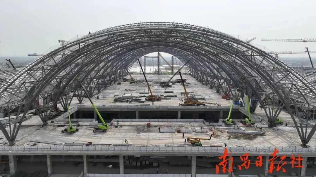 3000吨220米宽86米长“三联拱”异形钢屋盖整体同步滑移，南昌东站站房屋盖钢结构滑移提前20天完成