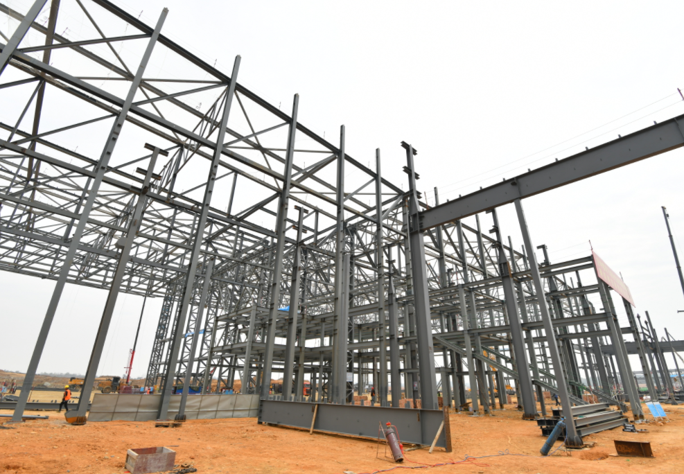 91米跨度桁架吊装，双流机场空客项目机库大厅主体钢结构正式封顶