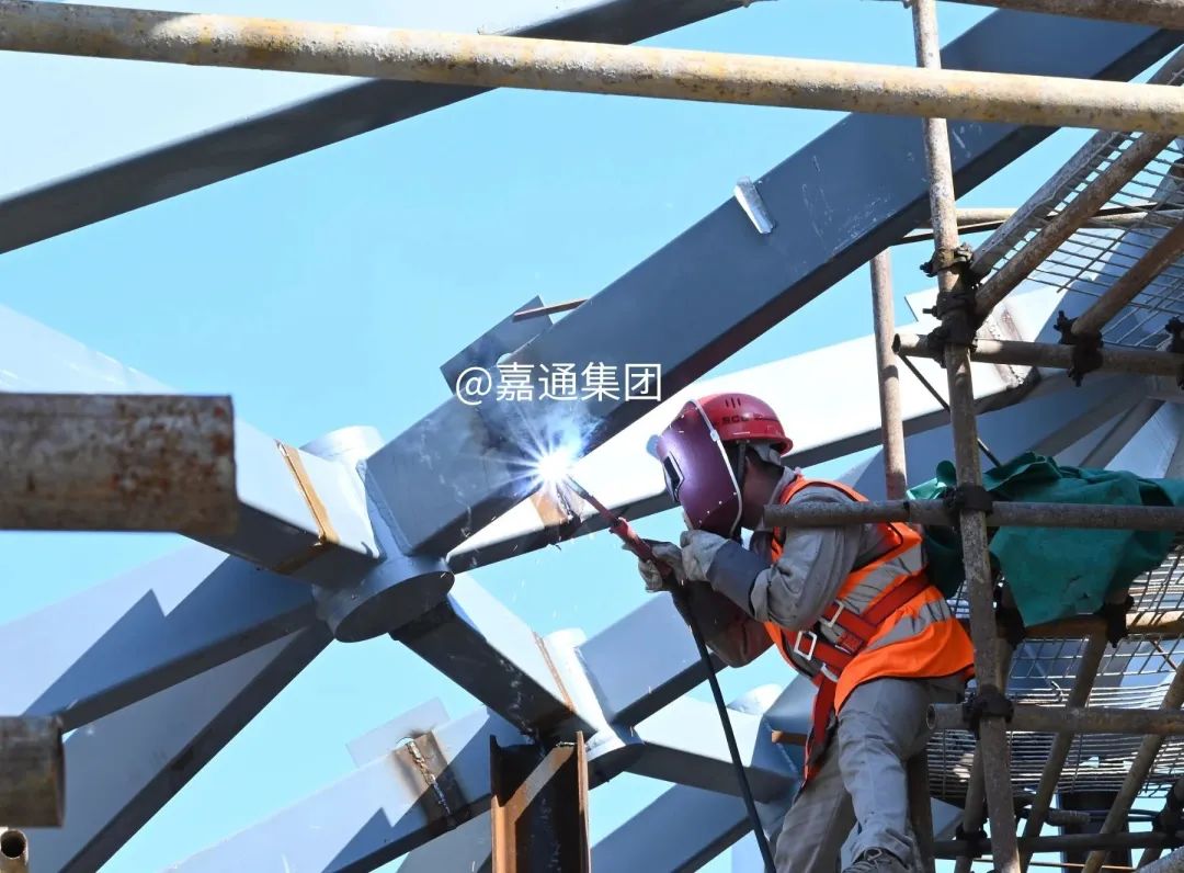 2700吨单层不规则钢网壳，南湖未来广场网壳钢结构首吊成功