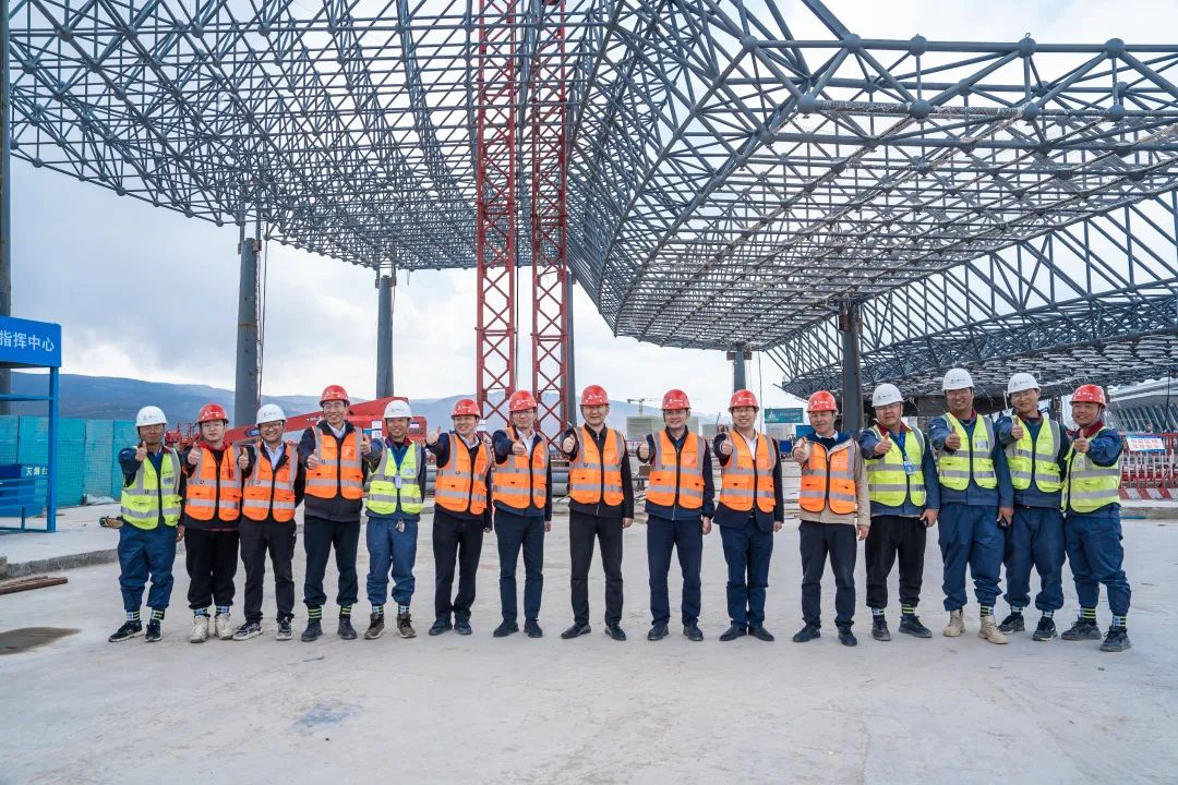 54米跨度760吨网架提升，西宁机场新建T3航站楼中央大厅C2区网架顺利提升！