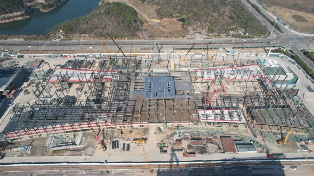 丽水国际会展中心项目大跨钢结构屋面梁首吊完成，总投资约26亿元，总用地面积约为10.5万平方米