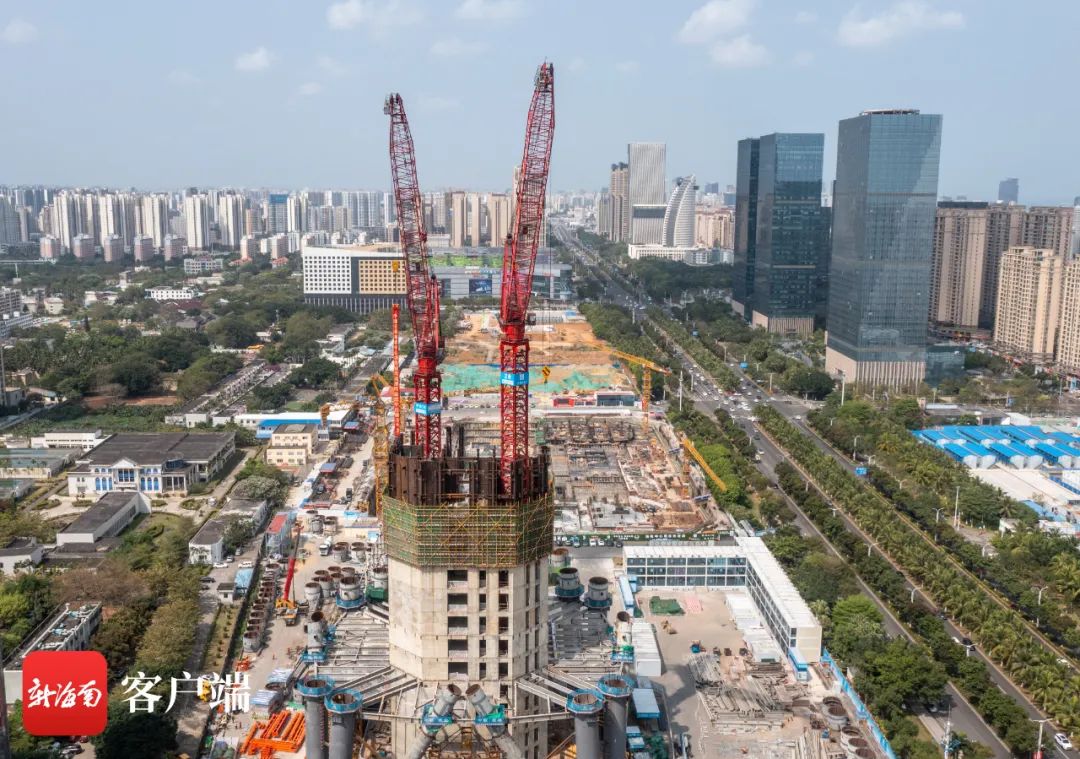 大国重器“空中造楼机”来了，助力海南第一高楼快速“长高”，完成了首根立柱吊装