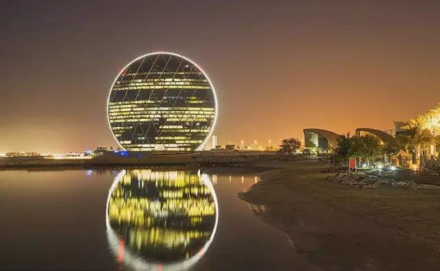 【视频】世界上最大最圆的土豪建筑--阿联酋Al Dar总部大楼，在沙漠里建造一片晶莹的贝壳