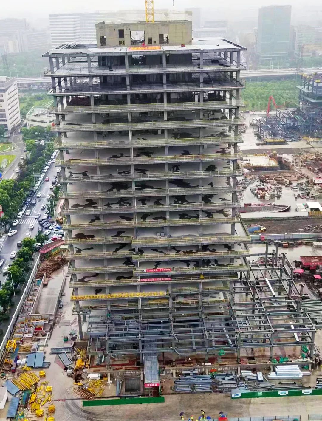 18层钢框架办公楼，上海张江在线新经济生态园B3a-01区块钢结构工程顺利封顶