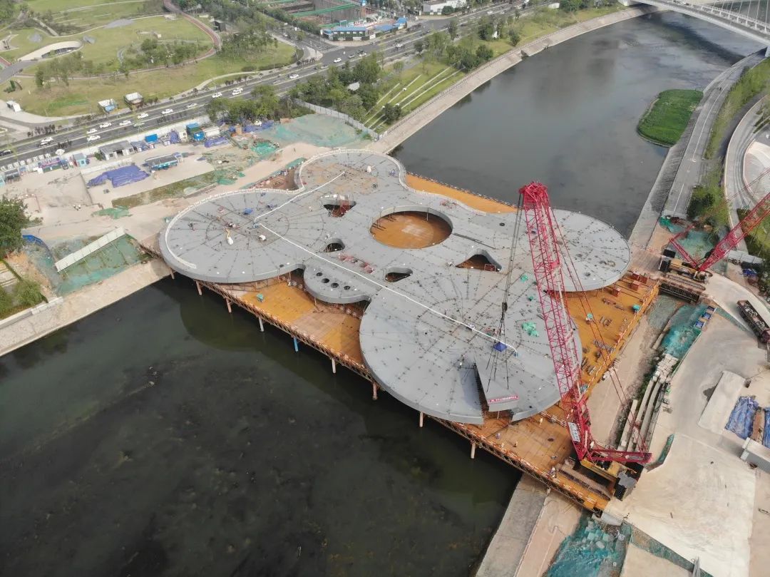 8千多吨莲叶造型钢桥，面积1万多平方米，四川首个多场景莲叶造型慢行桥主桥合龙