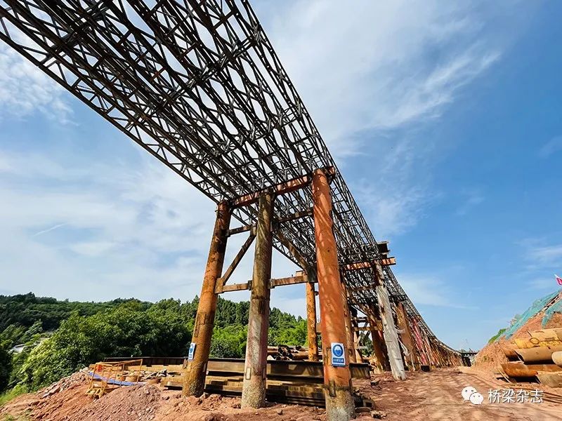 宽度64米世界最宽桥面钢箱梁首次顶推成功，金简仁快速路跨沱江特大桥西侧钢箱梁首次顶推成功