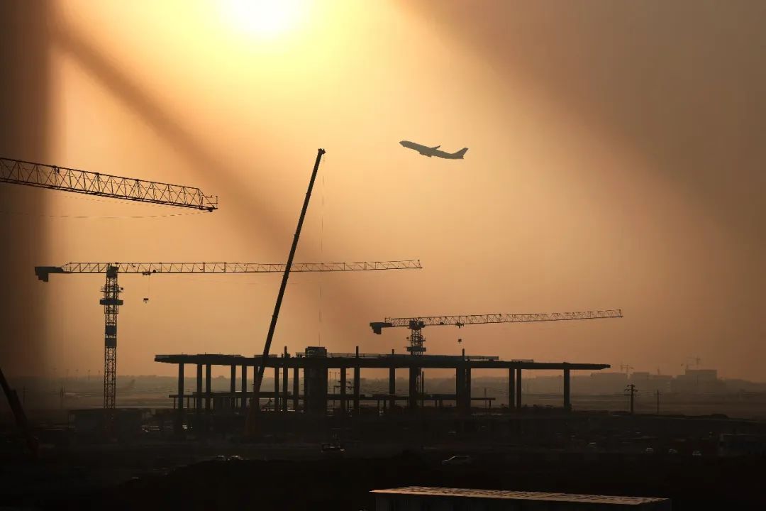 长沙机场改扩建工程机场工程（T3航站楼工程）第一条指廊首区主体结构封顶