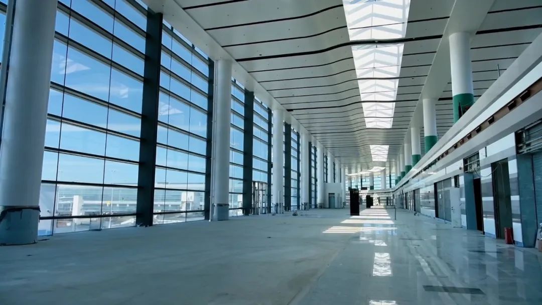 4.4万平方米超大金属屋面，烟台蓬莱国际机场T2航站楼工程通过竣工验收
