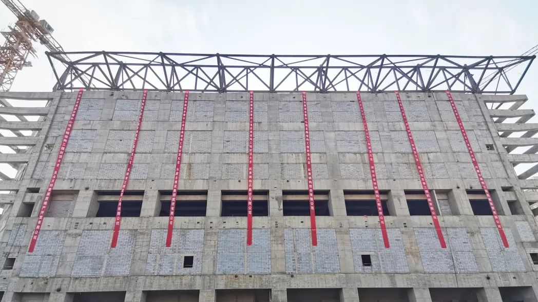 86.5m跨度屋面钢桁架，包头市奥运冰雪中心项目钢结构主体顺利封顶！