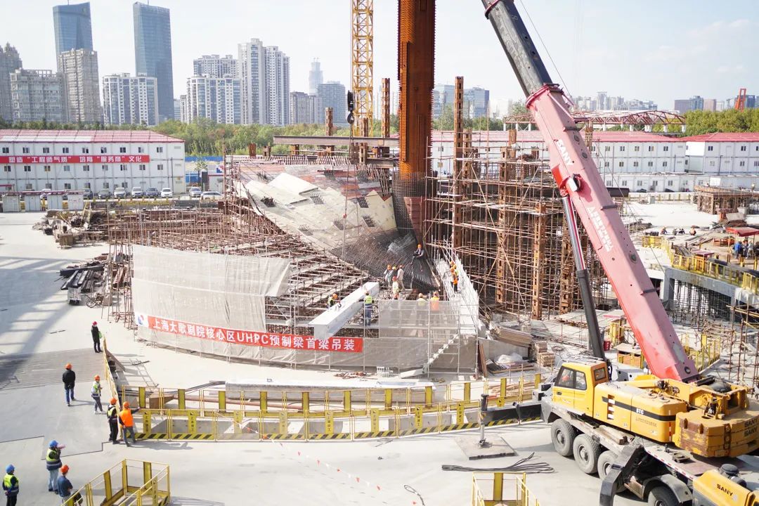 15米悬挑楼梯结构，双螺旋自由曲面混凝土厚壳，上海大歌剧院“扇柄”核心区封顶