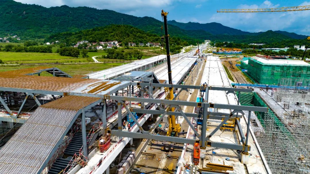 480吨空间桁架结构箱型钢梁天桥，池黄高铁九华山站钢结构天桥吊装完成