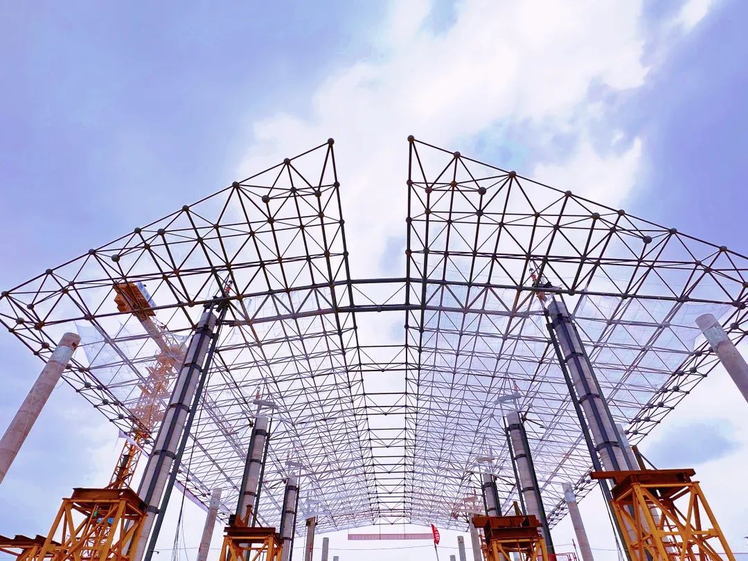 4000平方米钢网架提升，广州白云机场T3航站楼项目首榀钢结构网架完成首次提升