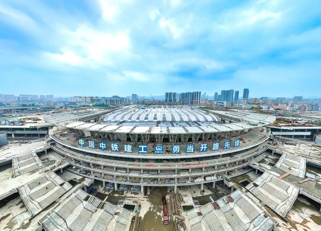 精准提升18米，广州白云站完成二期中部网架屋盖结构提升