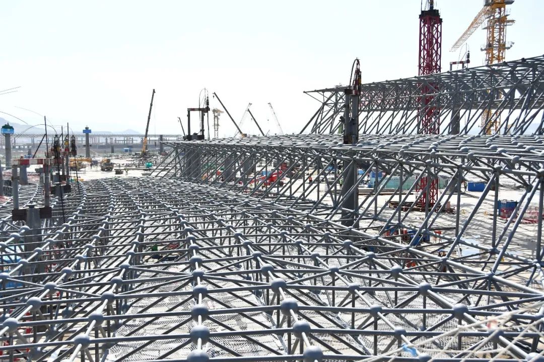 54米跨度760吨网架提升，西宁机场新建T3航站楼中央大厅C2区网架顺利提升！