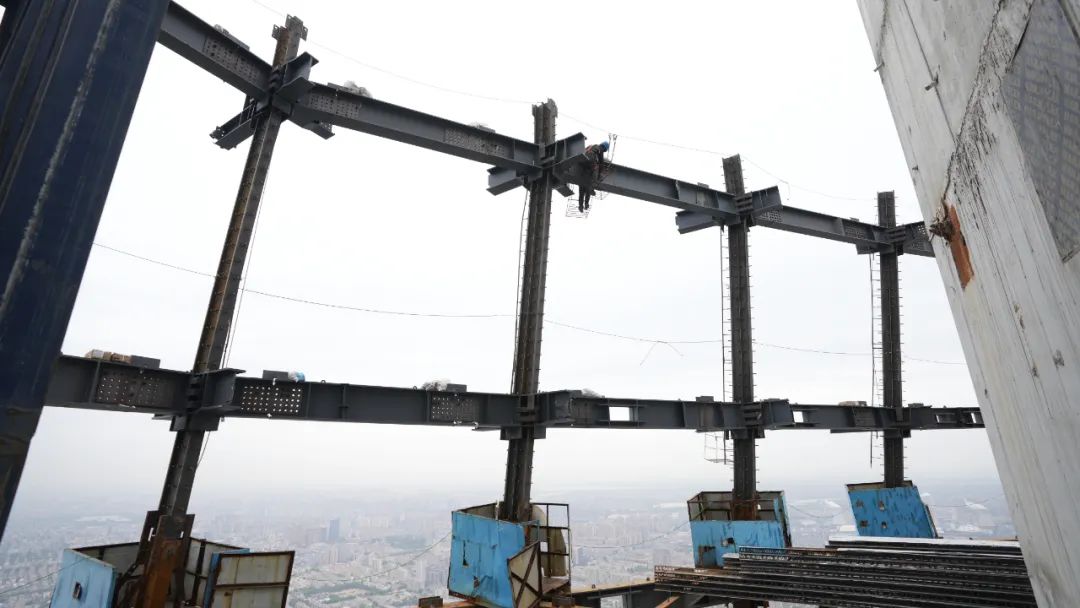 428米，山东第一高绿地山东国际金融中心外框钢结构封顶