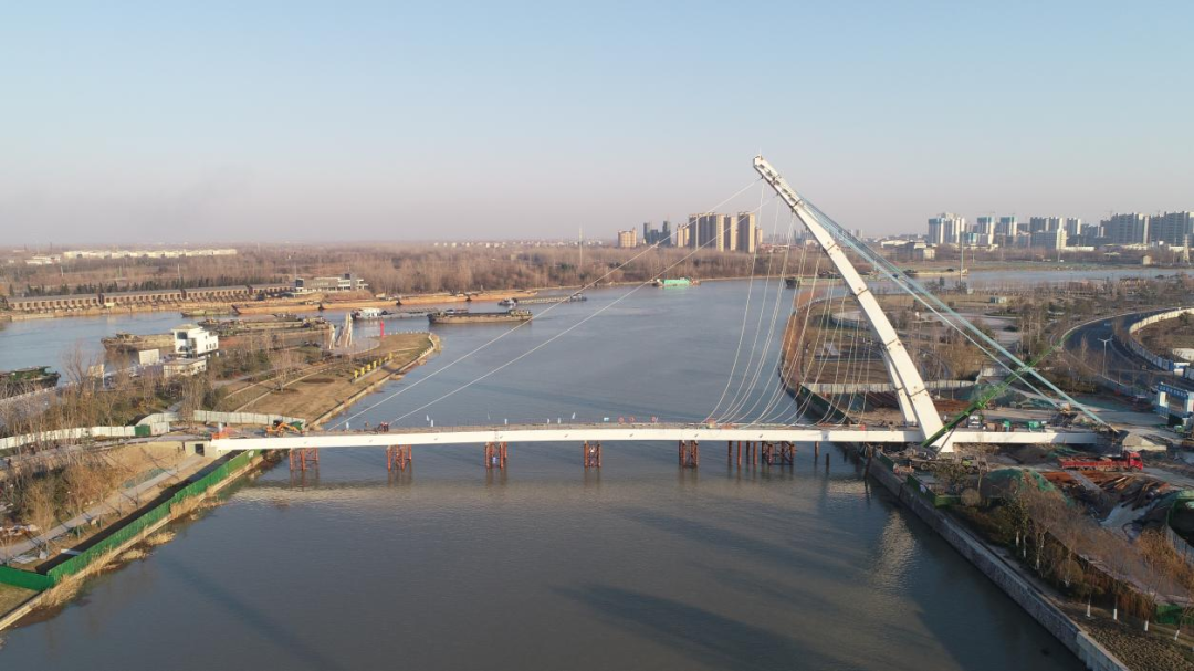 全长170.5米，桥宽5米，宿迁首座跨大运河玻璃拉索桥正式开通，