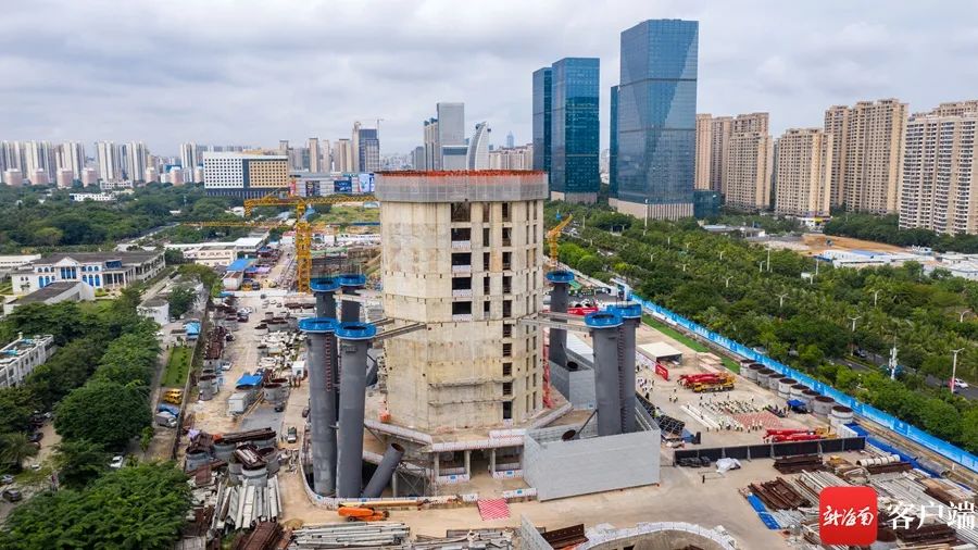 大国重器“空中造楼机”来了，助力海南第一高楼快速“长高”，完成了首根立柱吊装