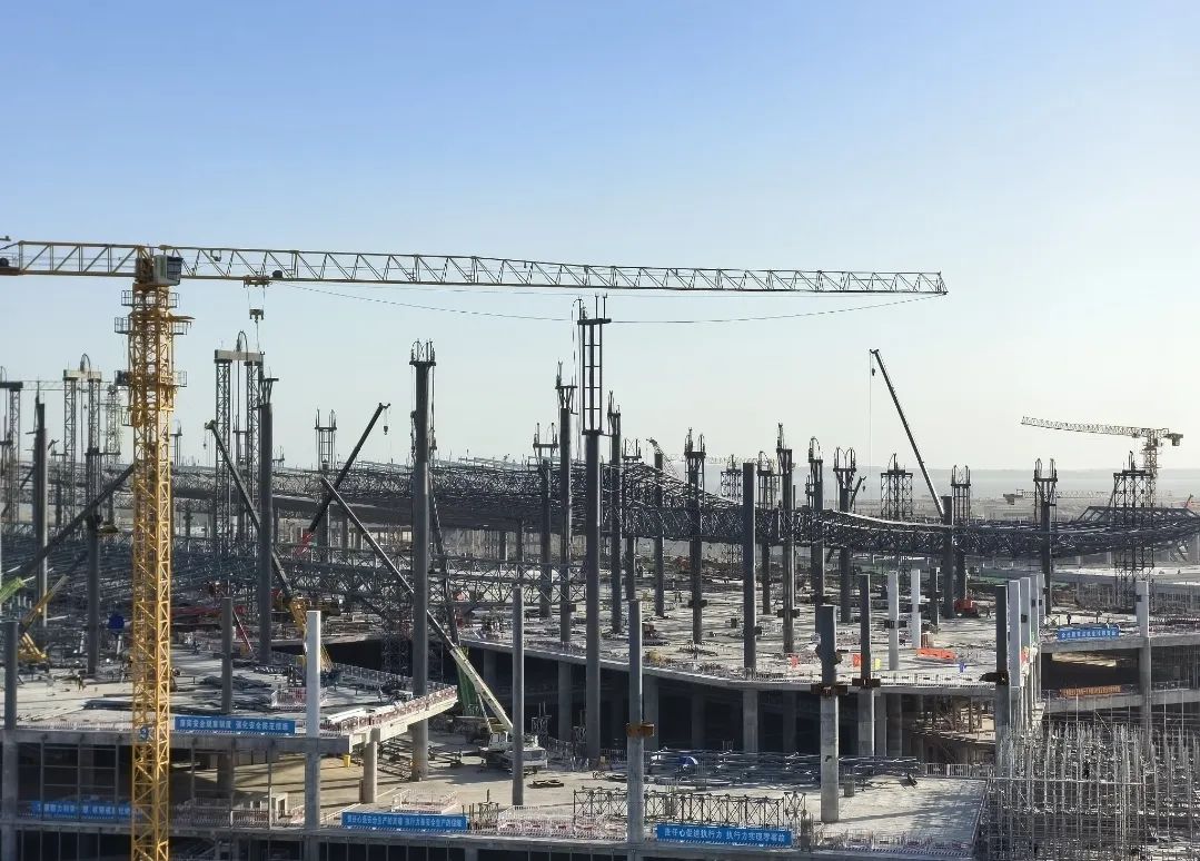 2550吨覆盖面积2.9万平方米钢结构网架提升，厦门翔安机场航站楼钢结构屋面网架首次提升顺利完成