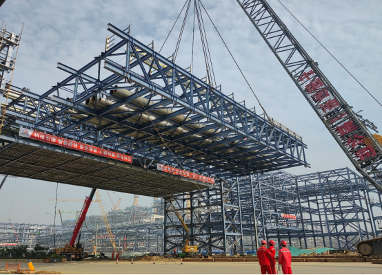 750吨履带吊单机吊起255吨钢桁架，裕龙石化项目完成最重钢结构模块和2台塔器吊装任务