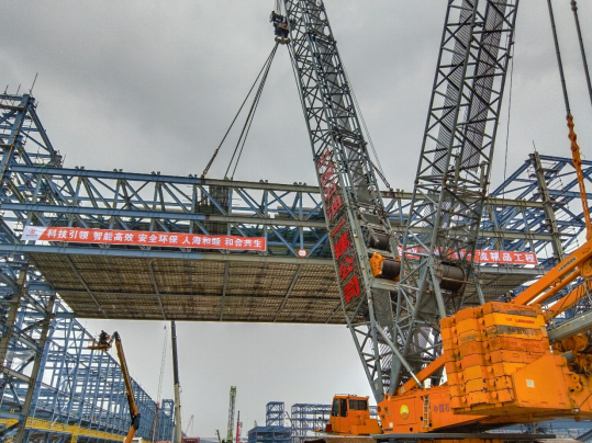 750吨履带吊单机吊起255吨钢桁架，裕龙石化项目完成最重钢结构模块和2台塔器吊装任务