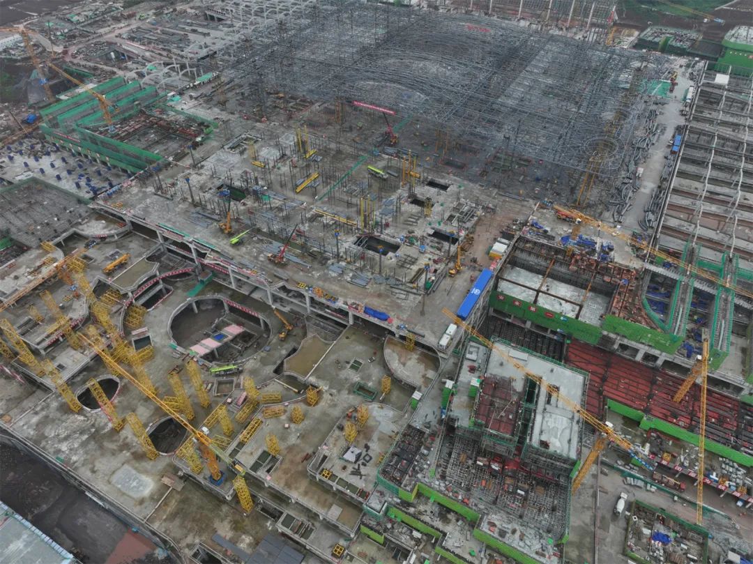 单次提升4400吨，用钢量达4.5万吨，重庆东站首块屋盖钢网架提升成功！