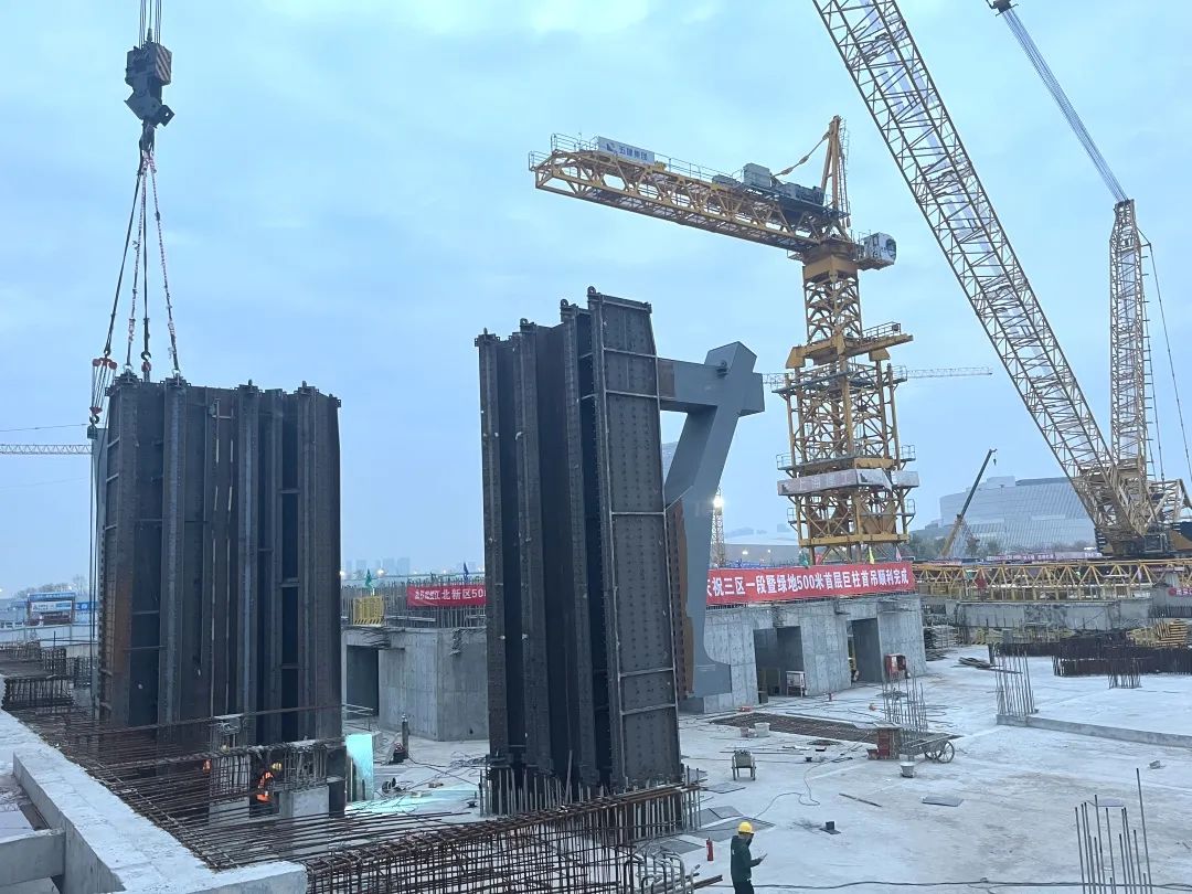 499.8米江苏未来第一高楼钢结构巨柱冲出地面