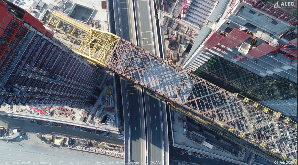 226米长13000吨连廊突破工程极限，迪拜造世界最长悬臂建筑