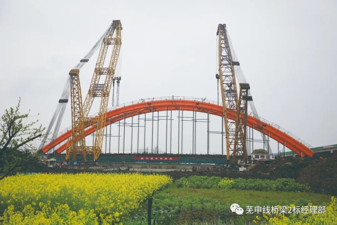 100米跨570吨钢拱桥整体吊装，芜申线溧阳城区段整体跨度最大的钢结构圆满吊装完成