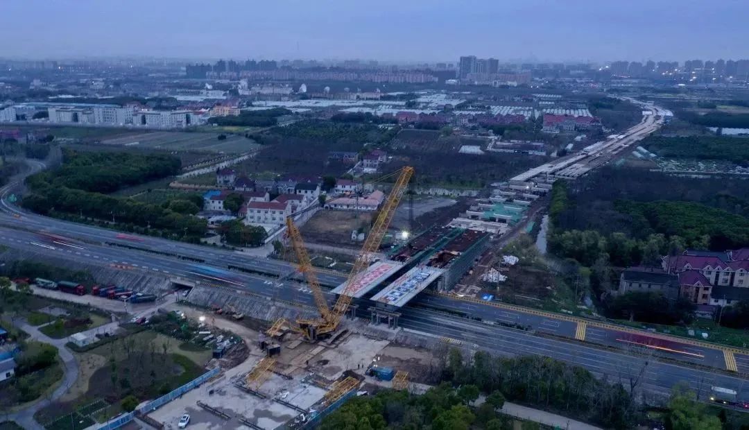 上海246吨高速路大型钢结构桥吊装完成，陆翔路（鄱阳湖路-杨南路）道路新建工程跨G1503高速路钢桥